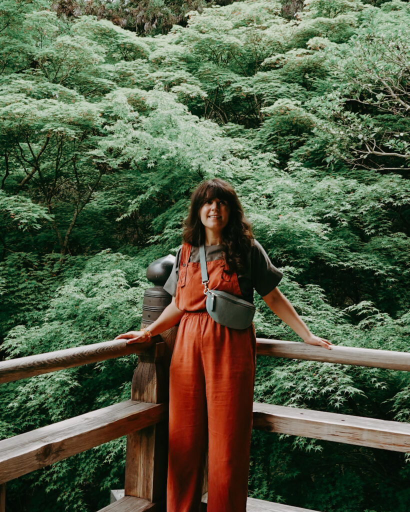 Portrait of Bettina from Her Heart Full of Dreams — creative writer, soulful storyteller, and podcast host inspiring women to follow their dreams, navigate life changes, and live authentically.